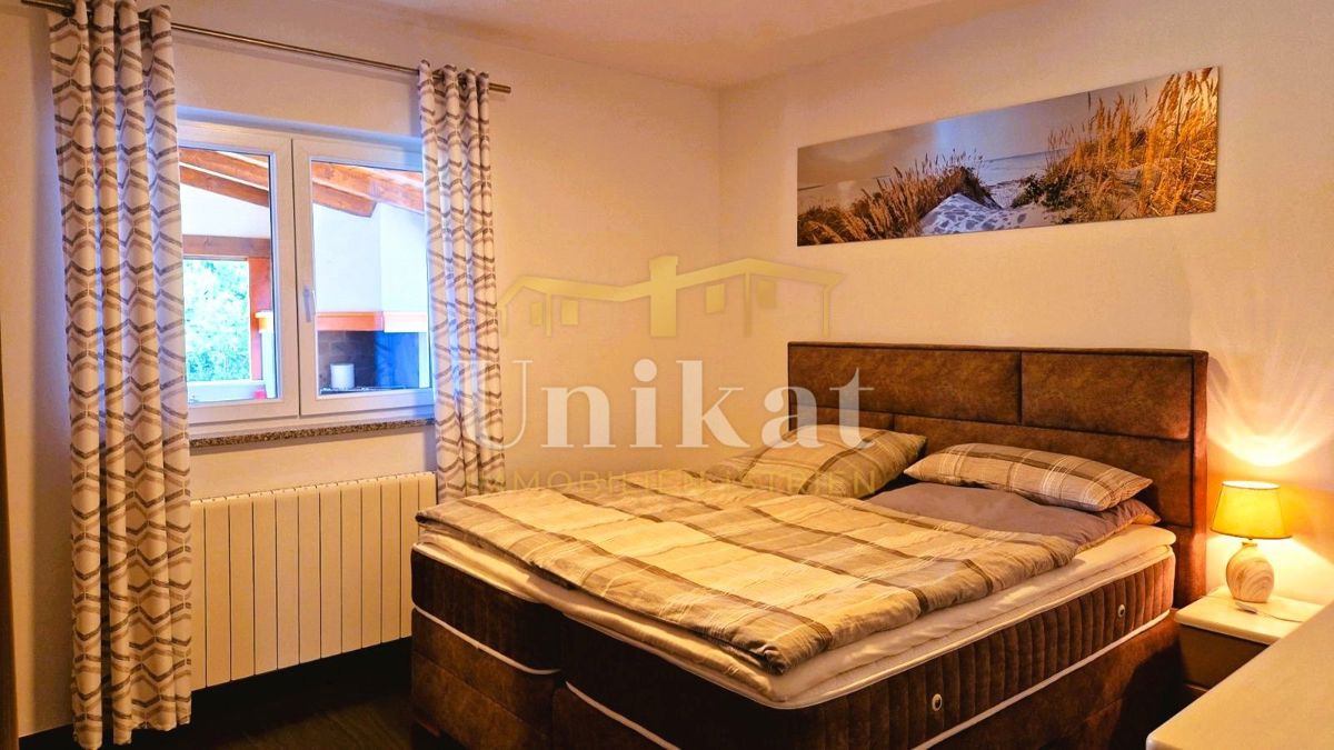 Samostojna pritlična hiša - bazen, garaža in velik vrt